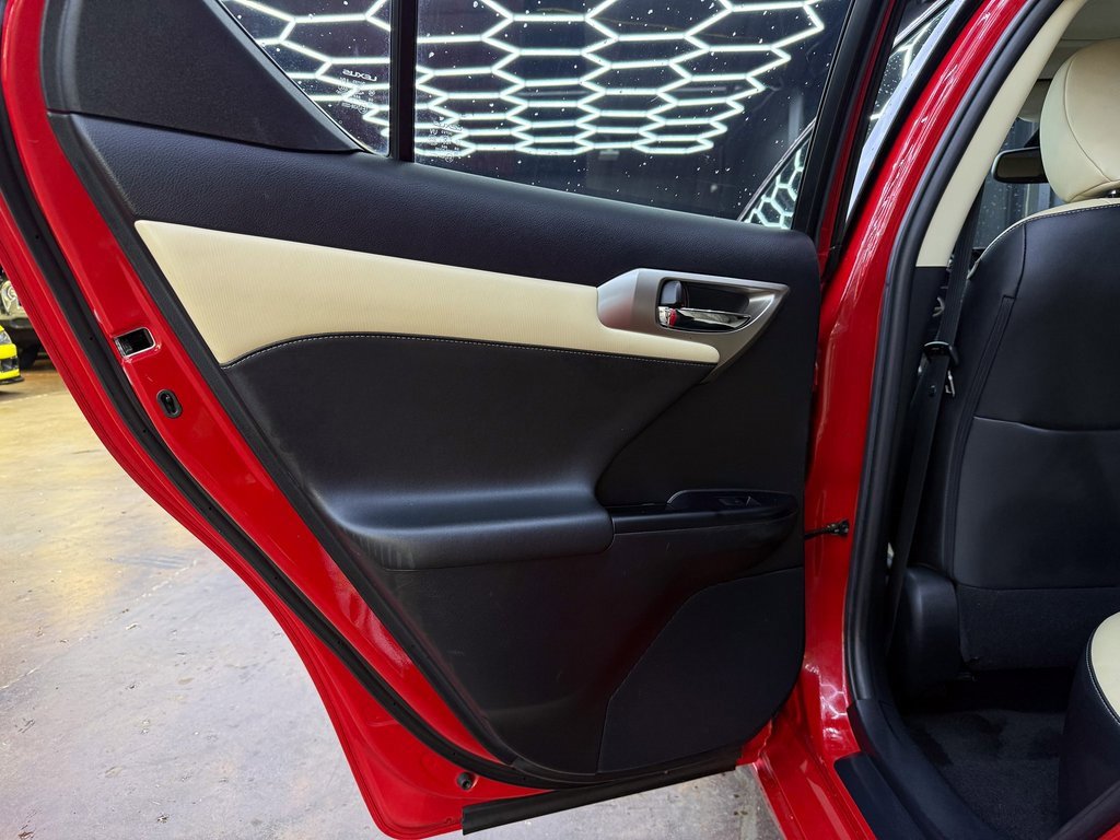 Used 2014 Lexus CT 200h image 19