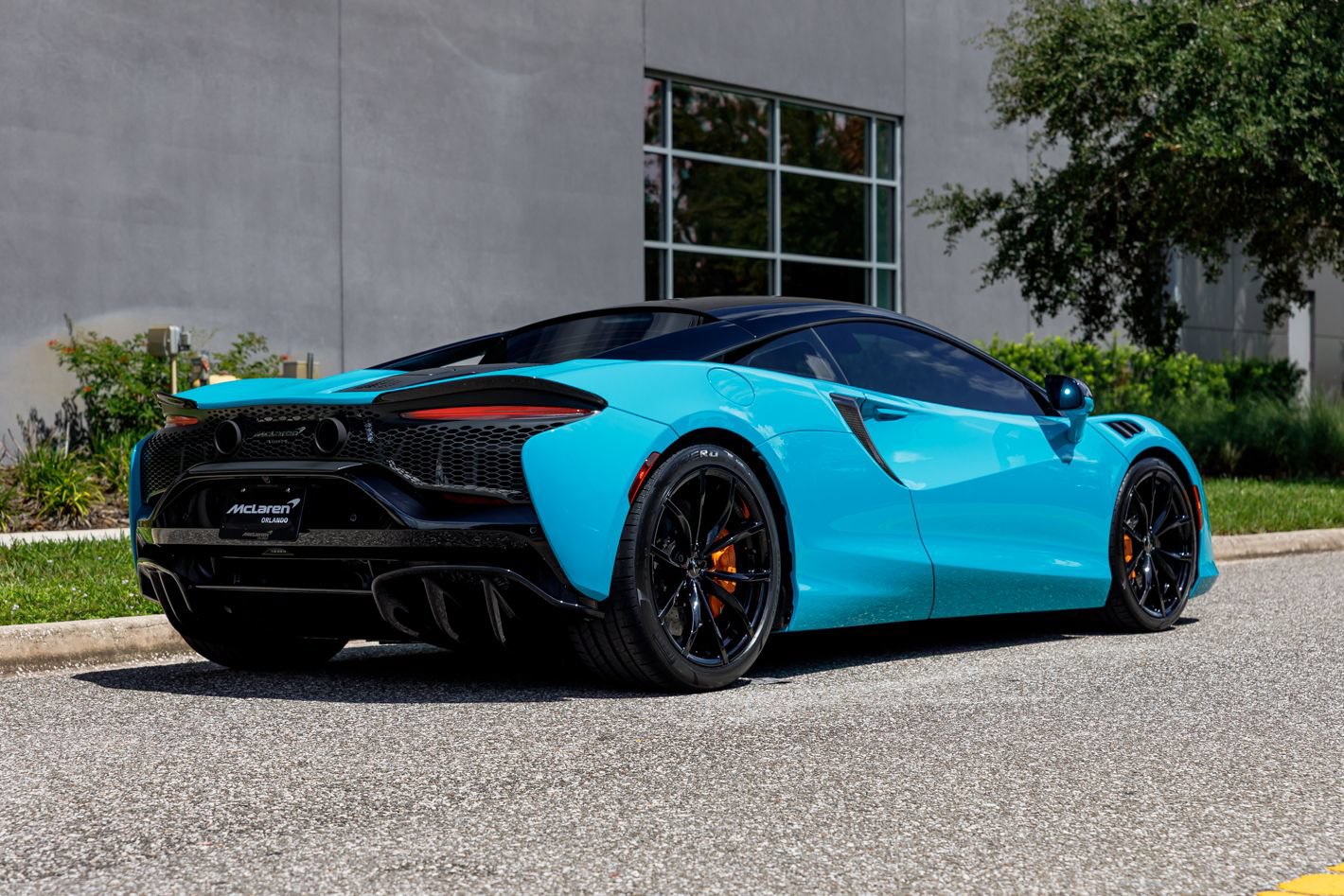 Used 2023 McLaren Artura RWD image 26