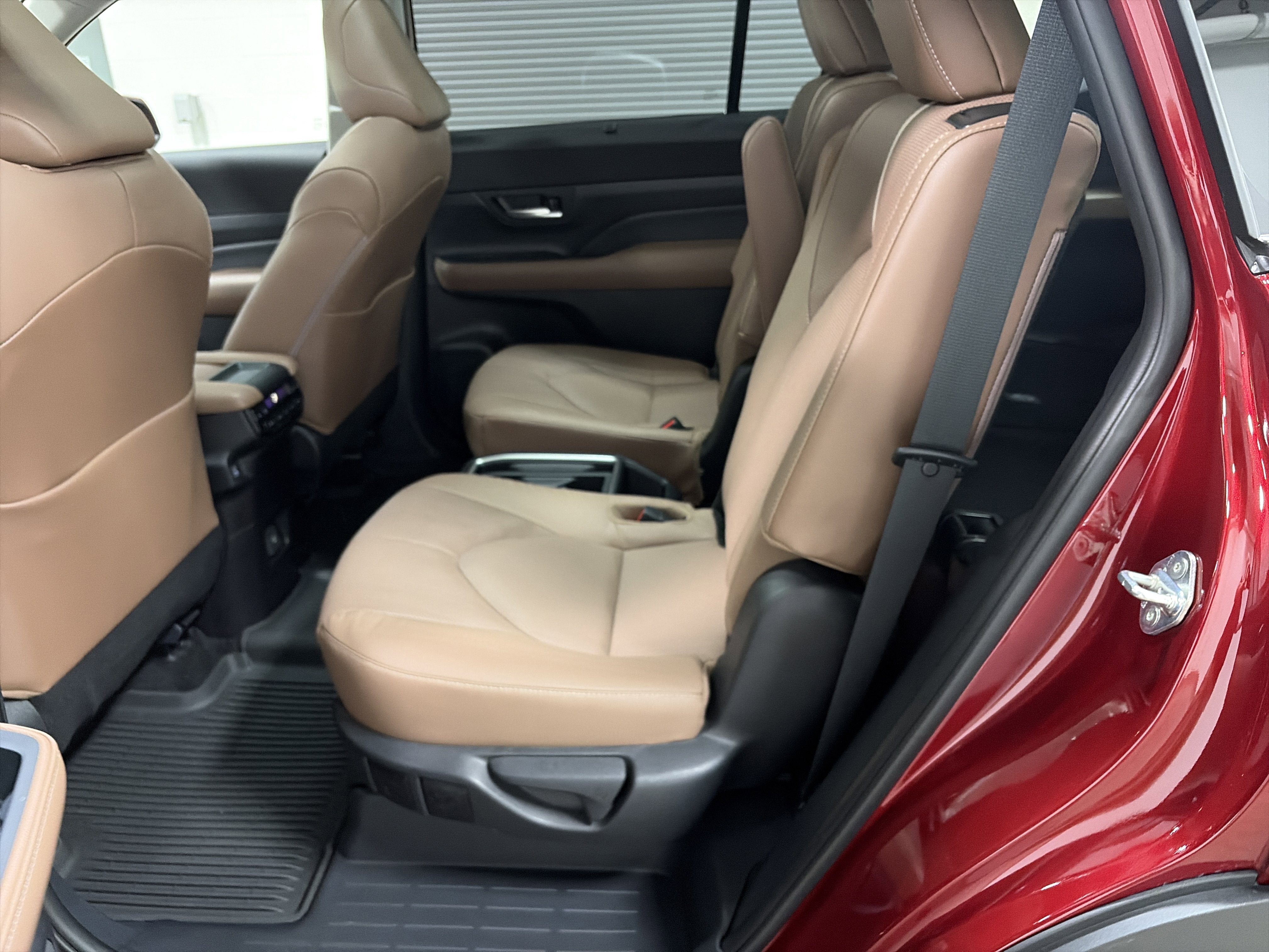 Used 2025 Toyota Grand Highlander AWD image 28