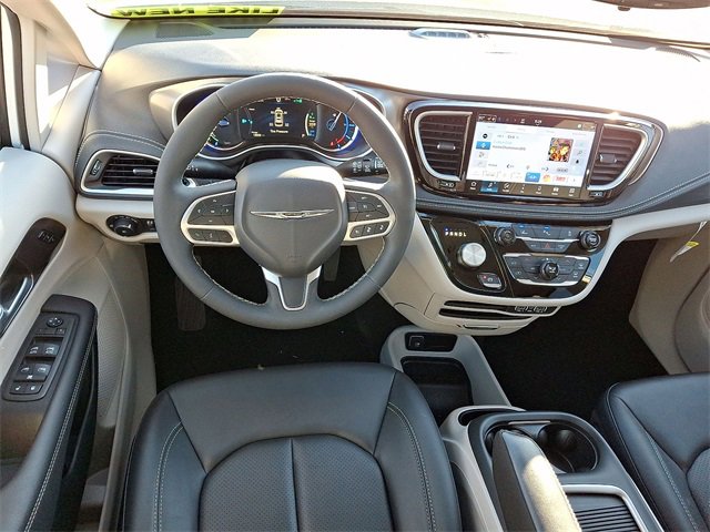 Used 2024 Chrysler Pacifica Select image 21
