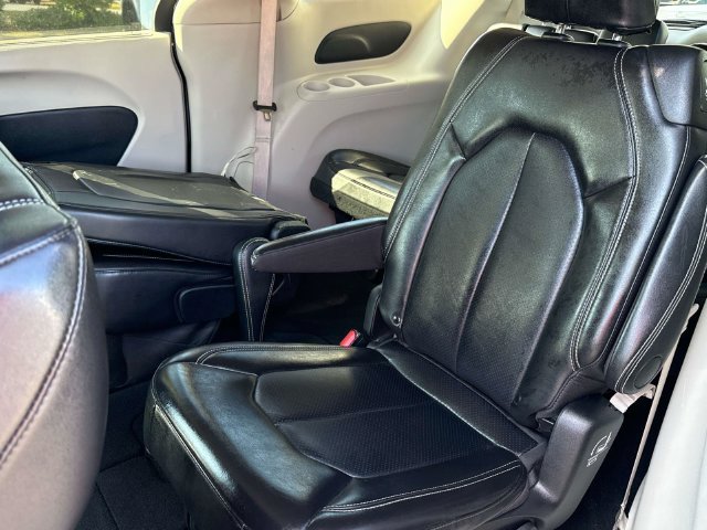 Used 2024 Chrysler Pacifica Touring-L FWD image 17
