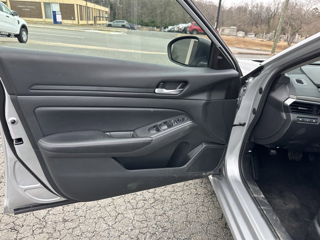 Used 2024 Nissan Altima 2.5 SV image 12