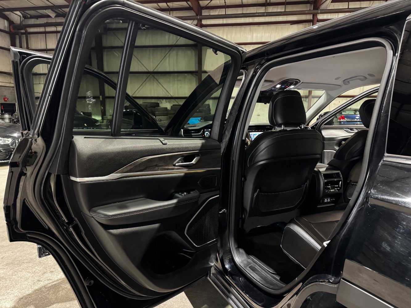 Used 2023 Jeep Grand Cherokee Limited w/ Luxury Tech Group II image 16