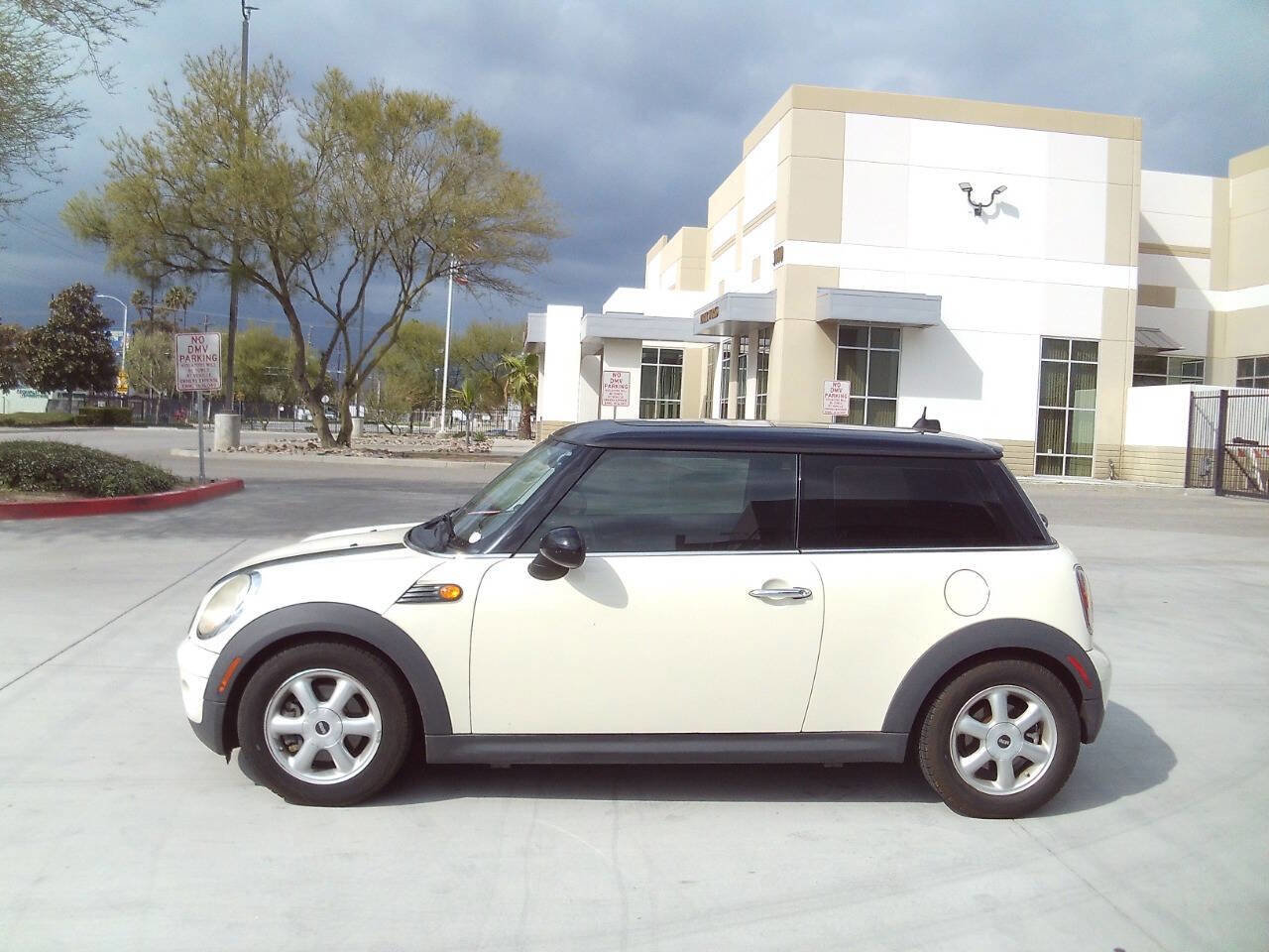Used 2010 MINI Cooper Hardtop image 4