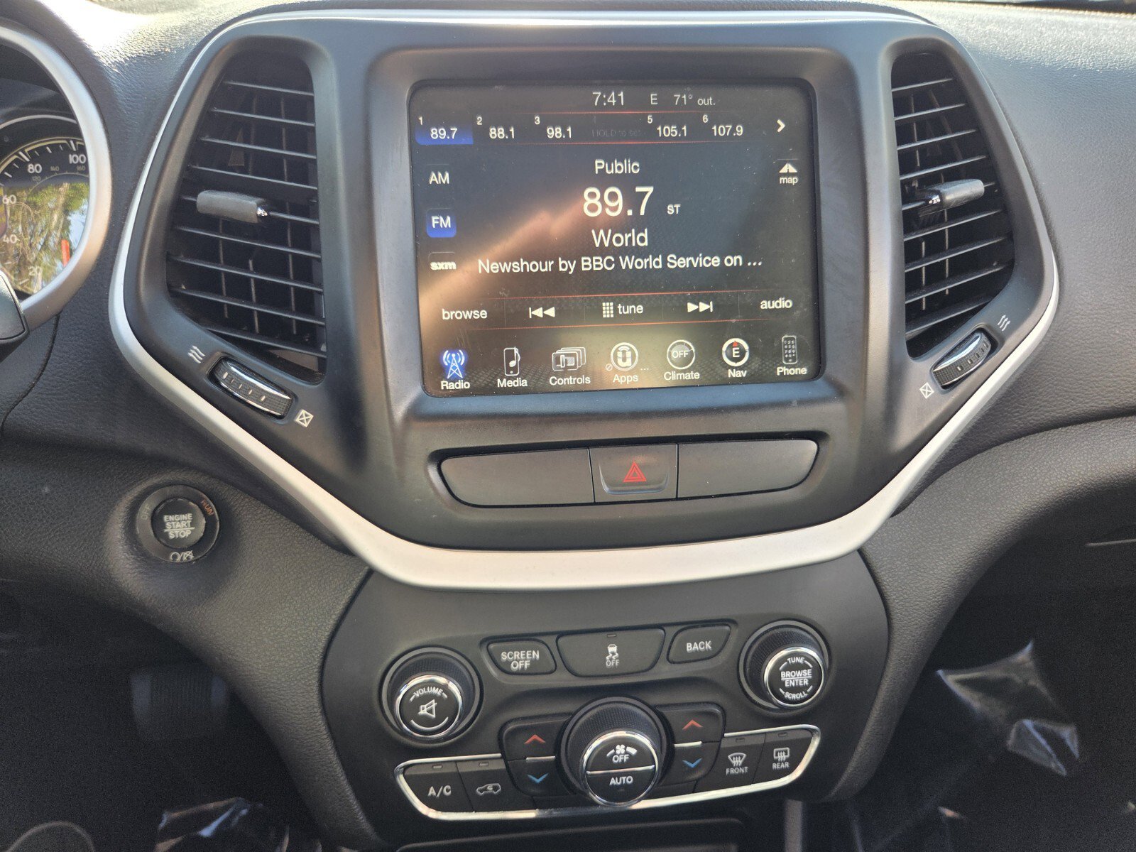 Used 2018 Jeep Cherokee Latitude Plus w/ Comfort/Convenience Group FWD image 23