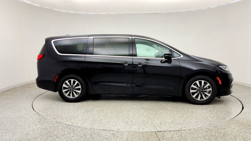 Used 2022 Chrysler Pacifica Touring-L FWD image 4