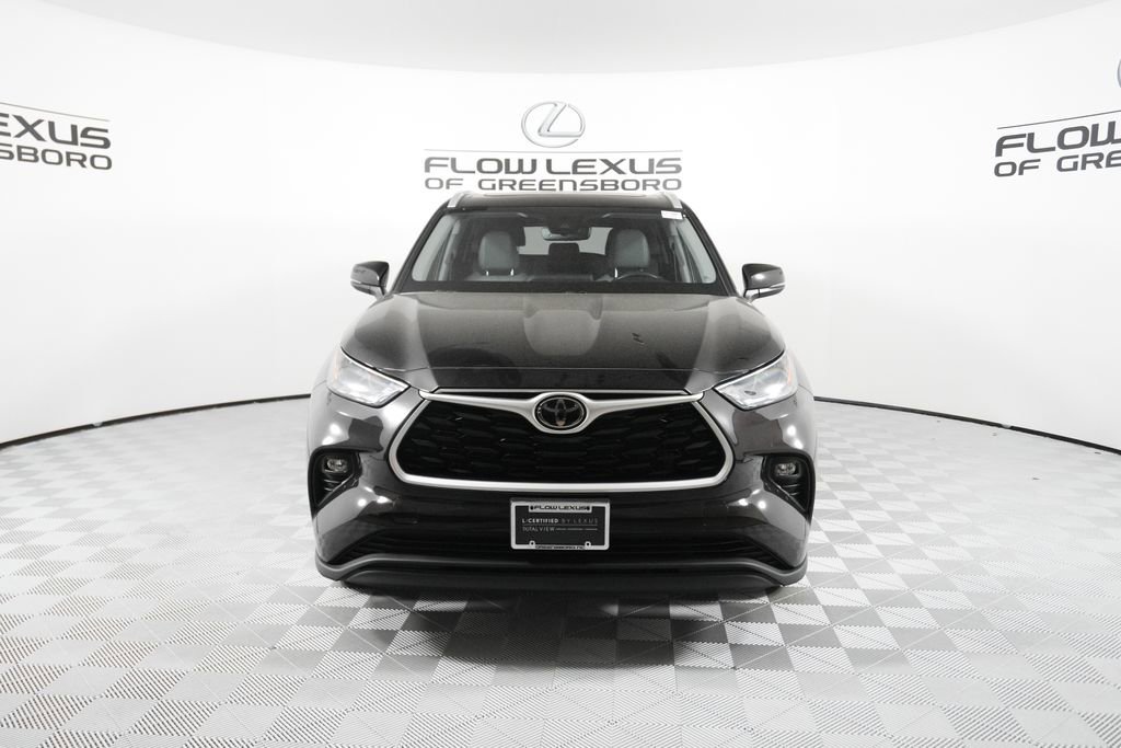 Used 2022 Toyota Highlander XLE AWD/4WD image 2