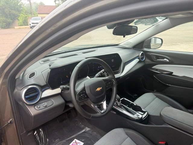 Used 2024 Chevrolet Trax LT w/ LT Convenience Package FWD image 4