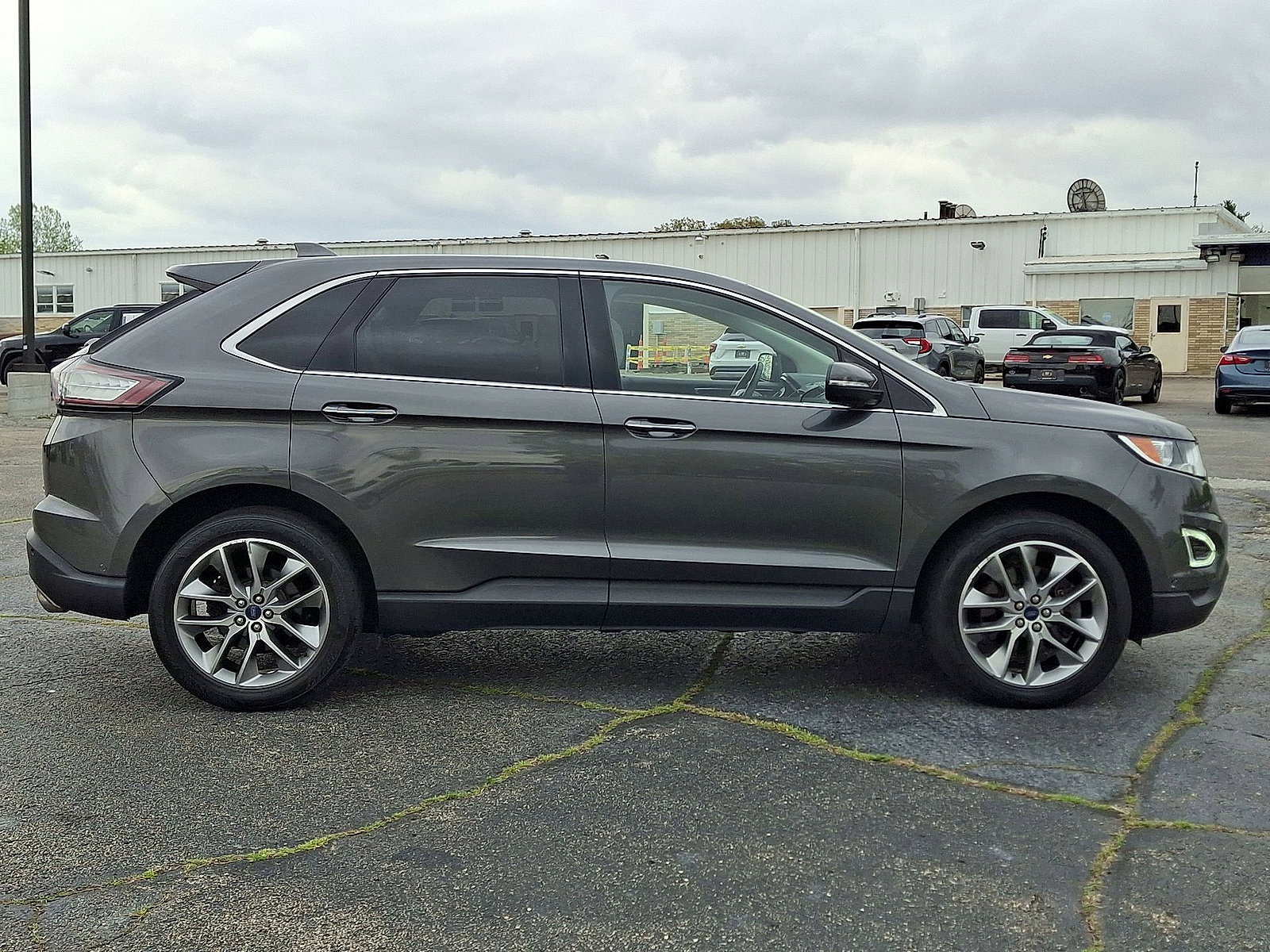 Used 2018 Ford Edge Titanium w/ Equipment Group 302A AWD/4WD image 26