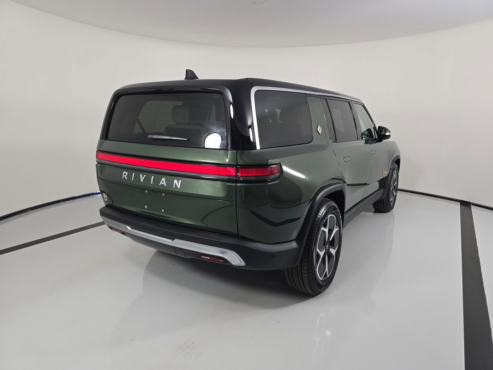 Used 2024 Rivian R1S Adventure AWD/4WD image 5