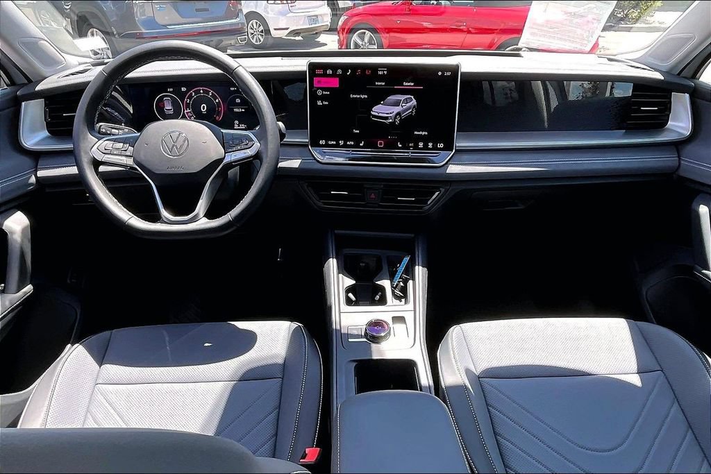 Certified 2026 Volkswagen Tiguan SE w/ Panoramic Sunroof Package FWD image 3
