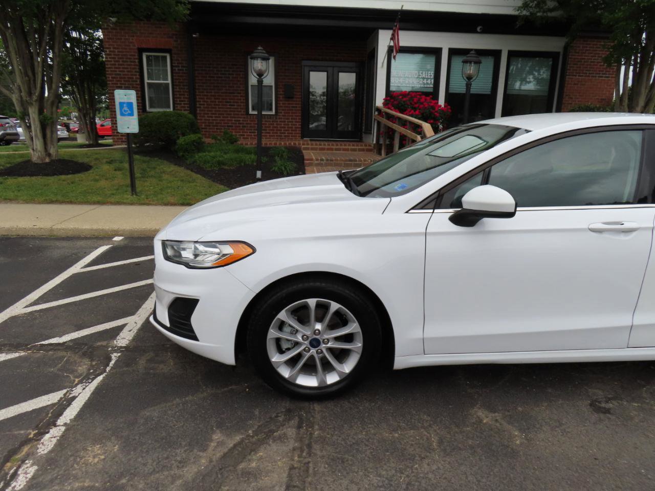 Used 2020 Ford Fusion SE FWD image 2