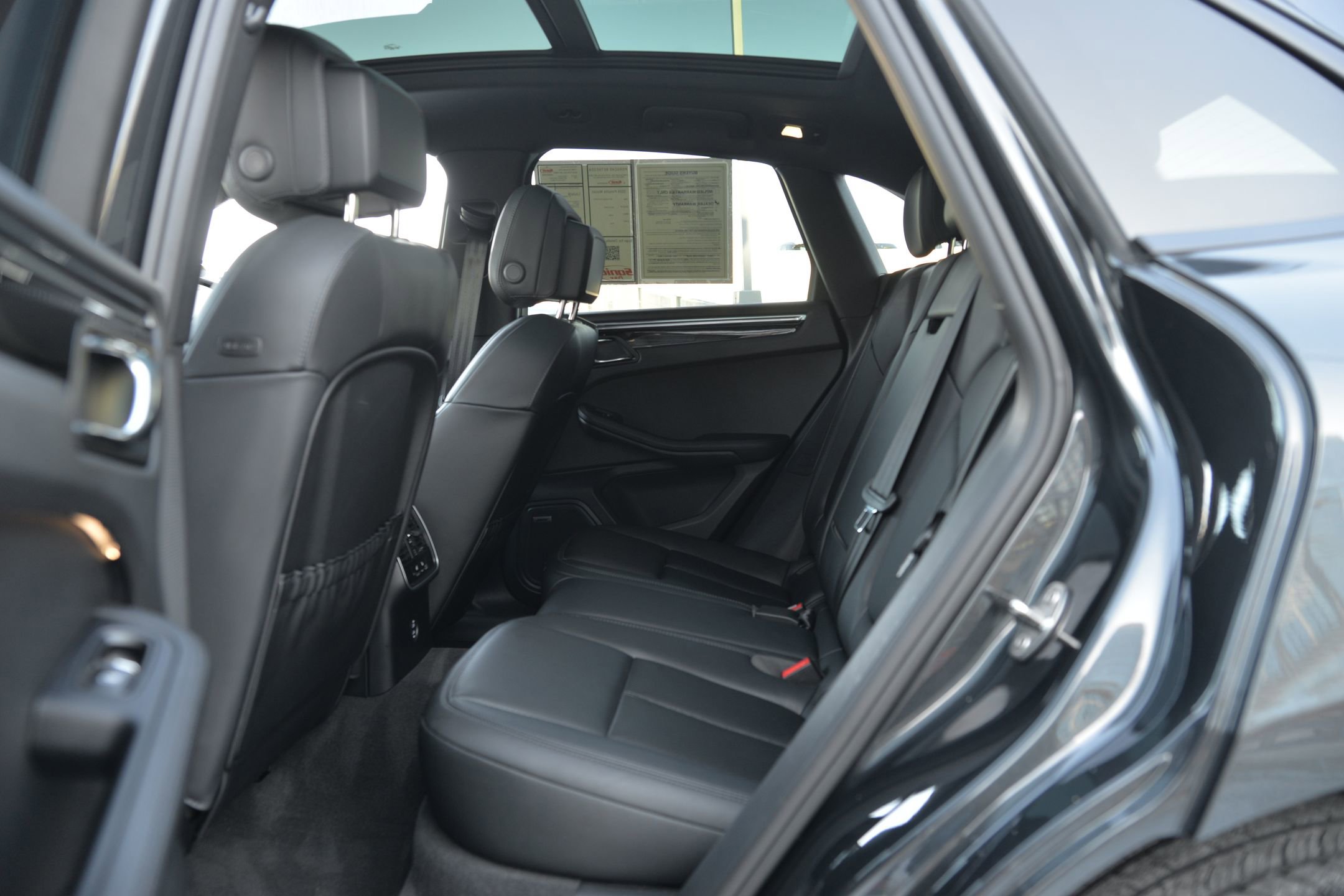 Certified 2025 Porsche Macan image 14