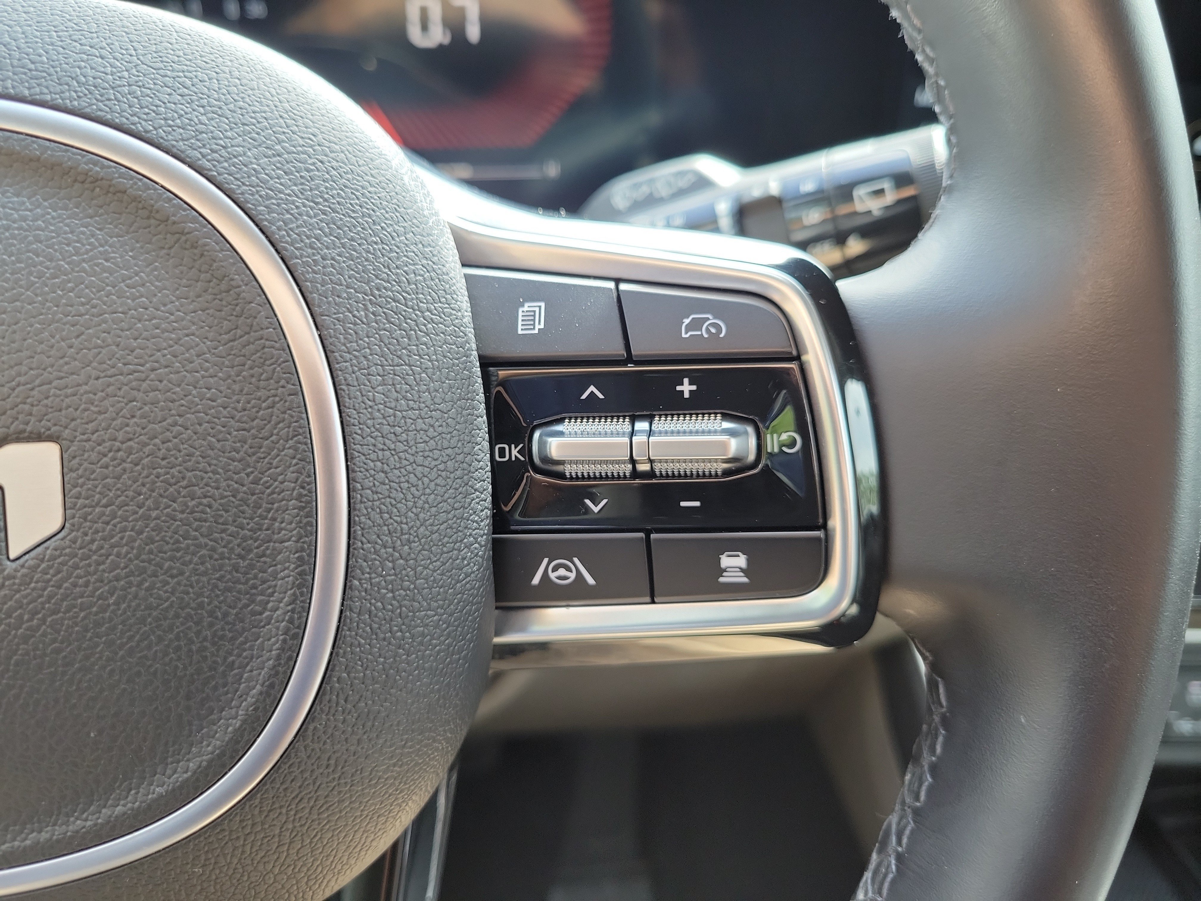 Certified 2025 Kia Carnival EX FWD image 29
