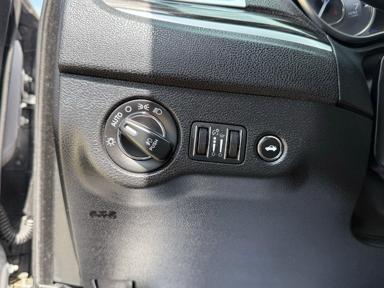 Used 2015 Chrysler 300 Limited w/ Driver Convenience Group image 35