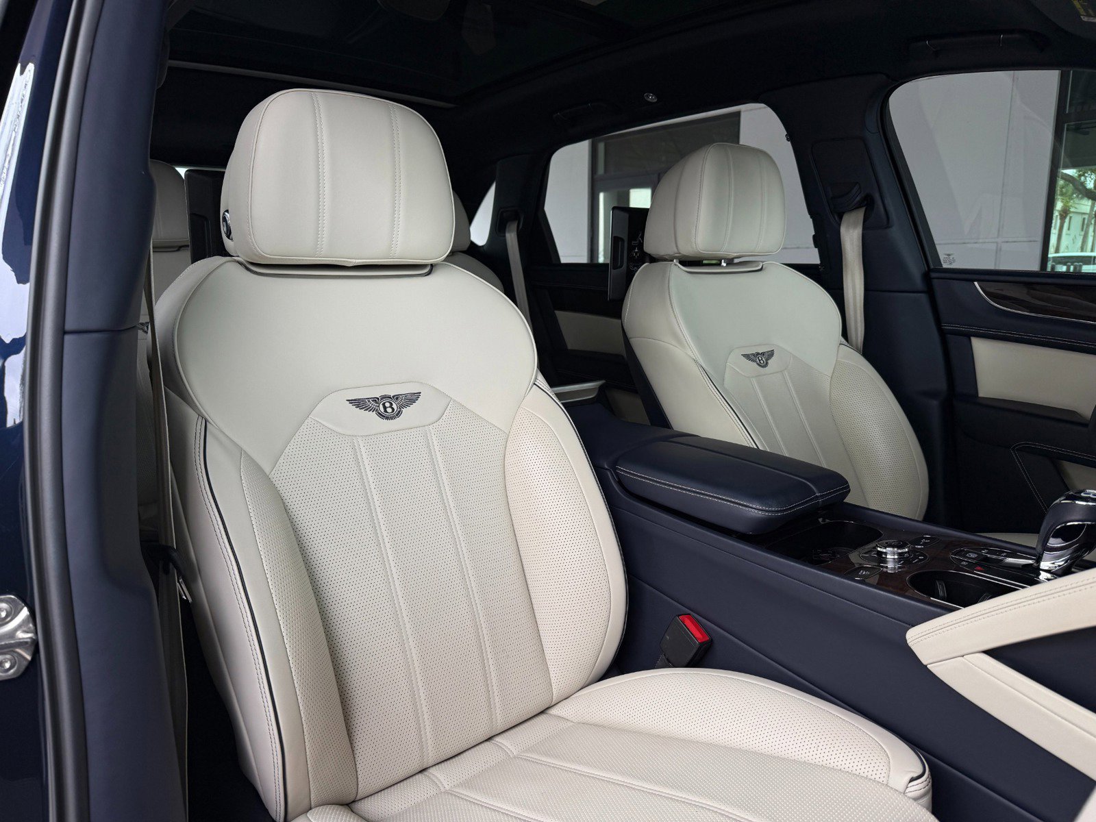 Used 2023 Bentley Bentayga Extended Wheelbase image 30