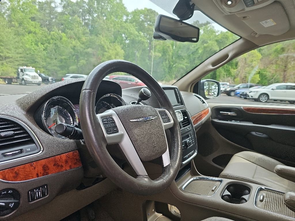 Used 2016 Chrysler Town & Country Touring-L FWD image 9