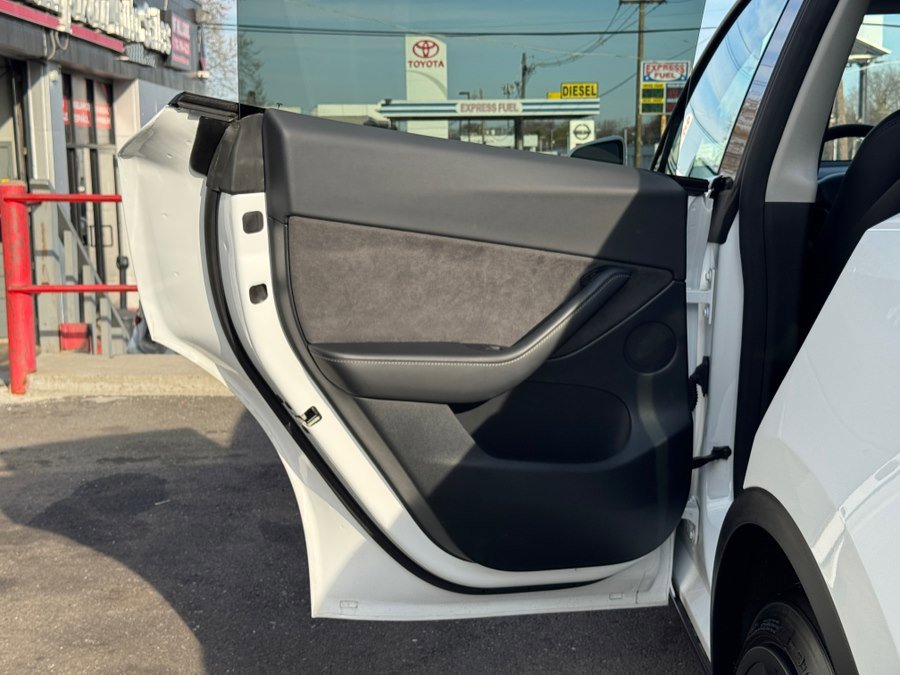 Used 2022 Tesla Model Y Performance image 24