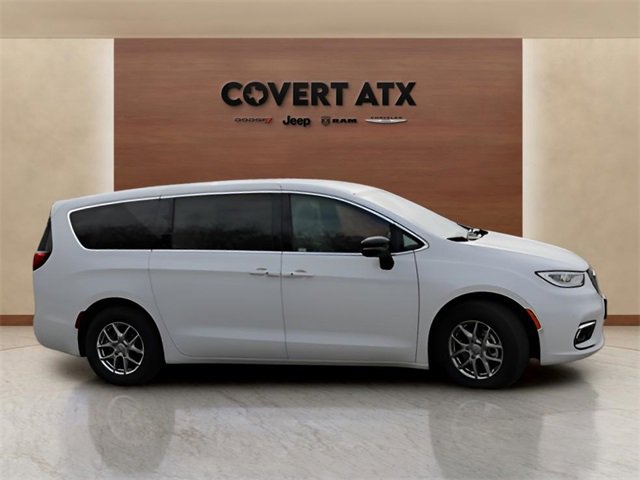 New 2026 Chrysler Pacifica Select image 6