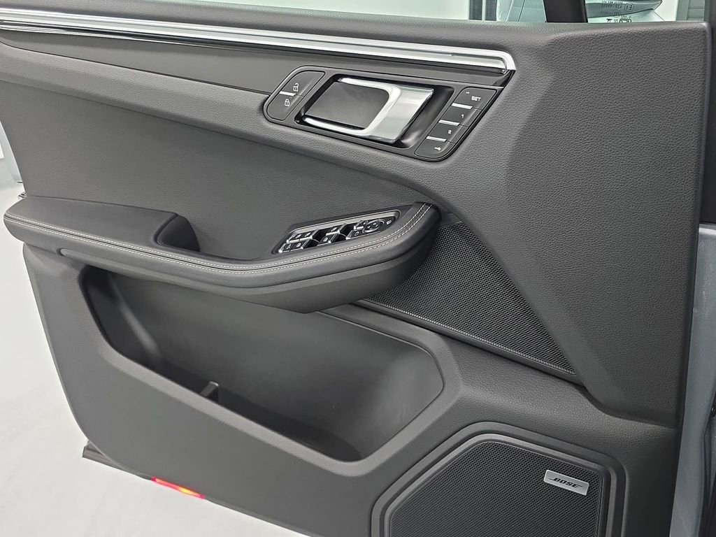 Certified 2025 Porsche Macan AWD/4WD image 23