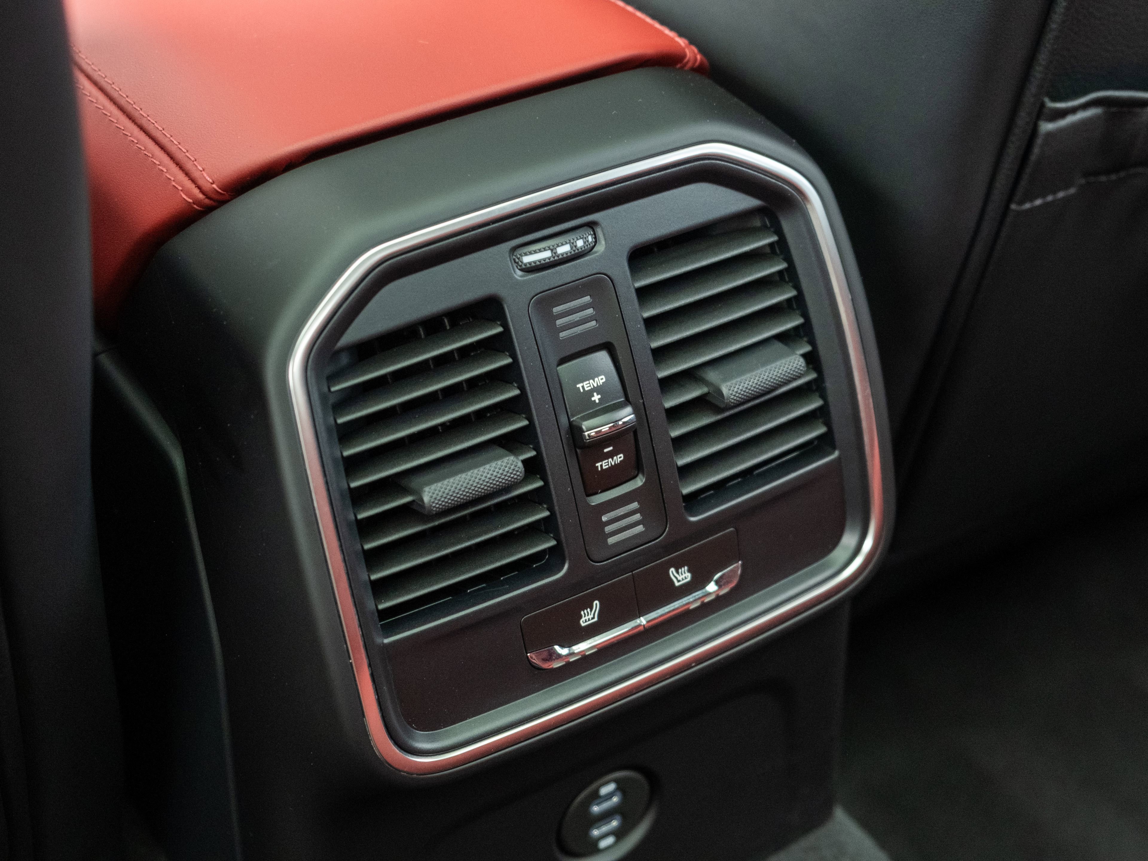 Certified 2025 Porsche Macan image 36