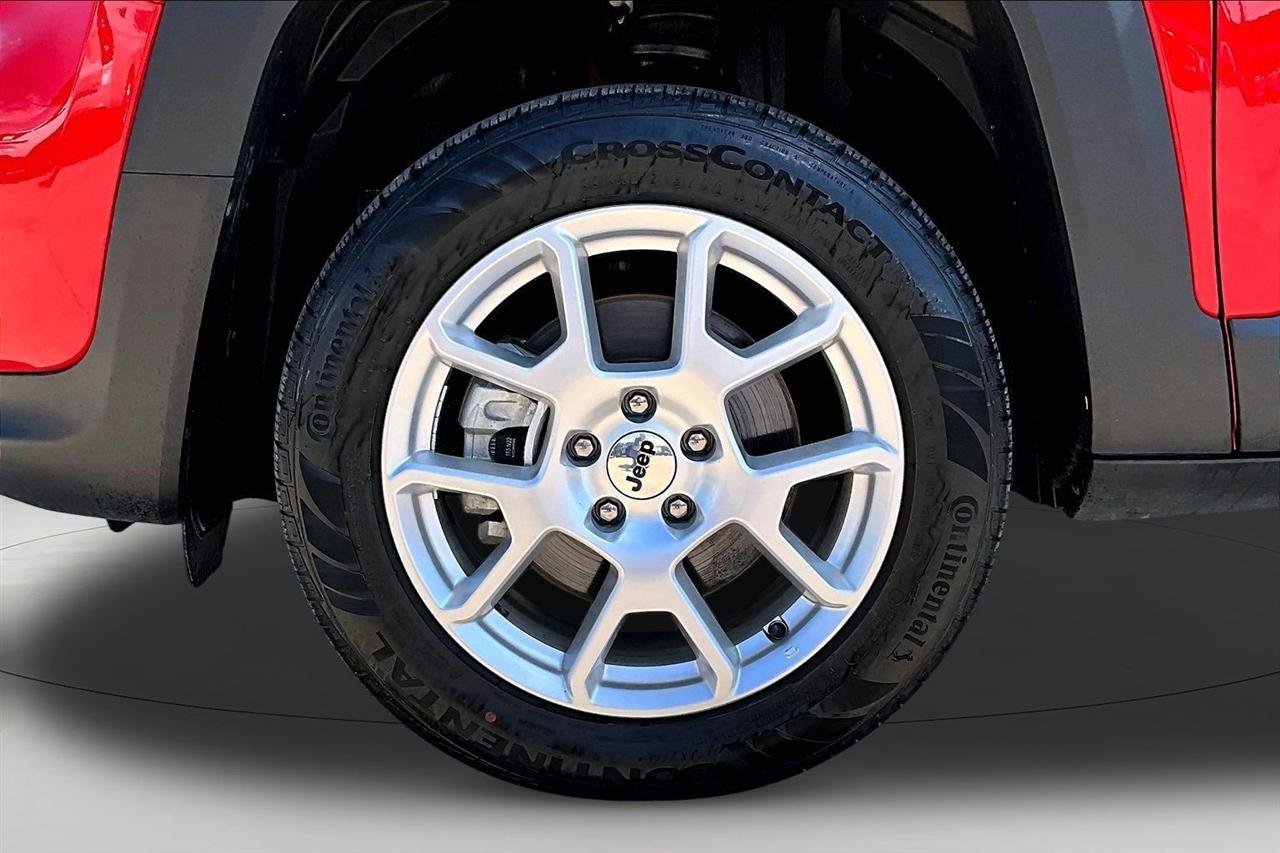 Used 2023 Jeep Renegade Latitude AWD/4WD image 33