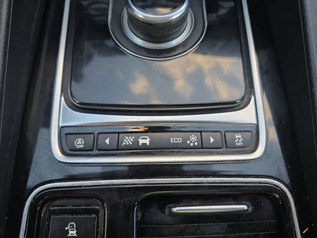 Used 2019 Jaguar F-PACE Premium AWD/4WD image 34