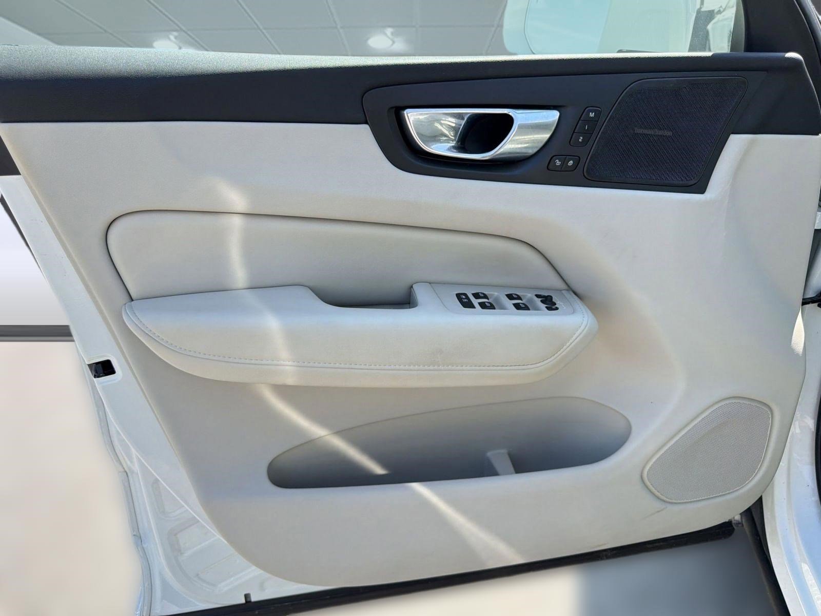 Certified 2023 Volvo XC60 B5 Plus AWD/4WD image 19