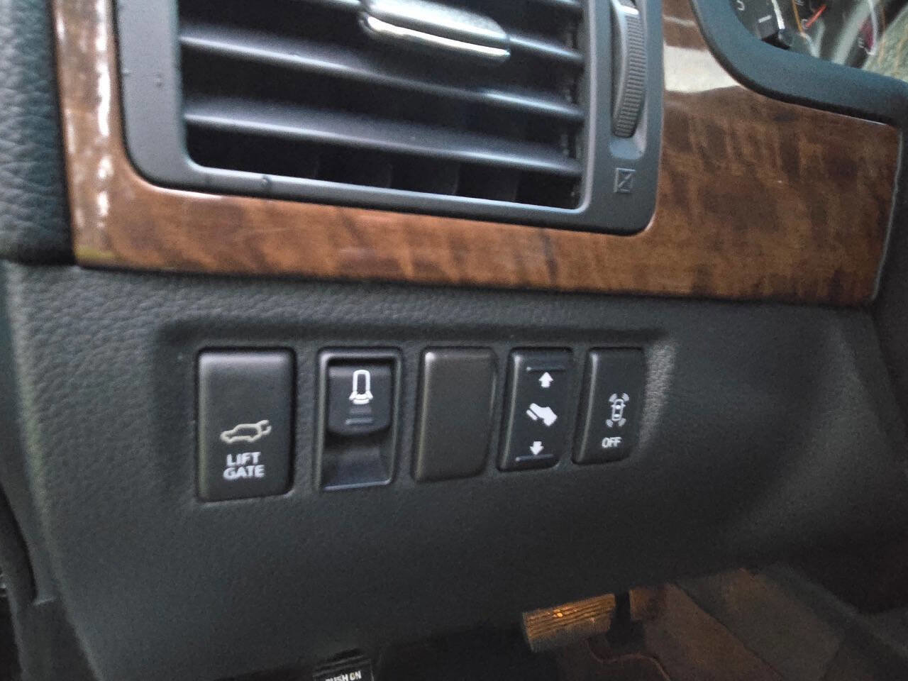 Used 2010 Nissan Armada Platinum image 32