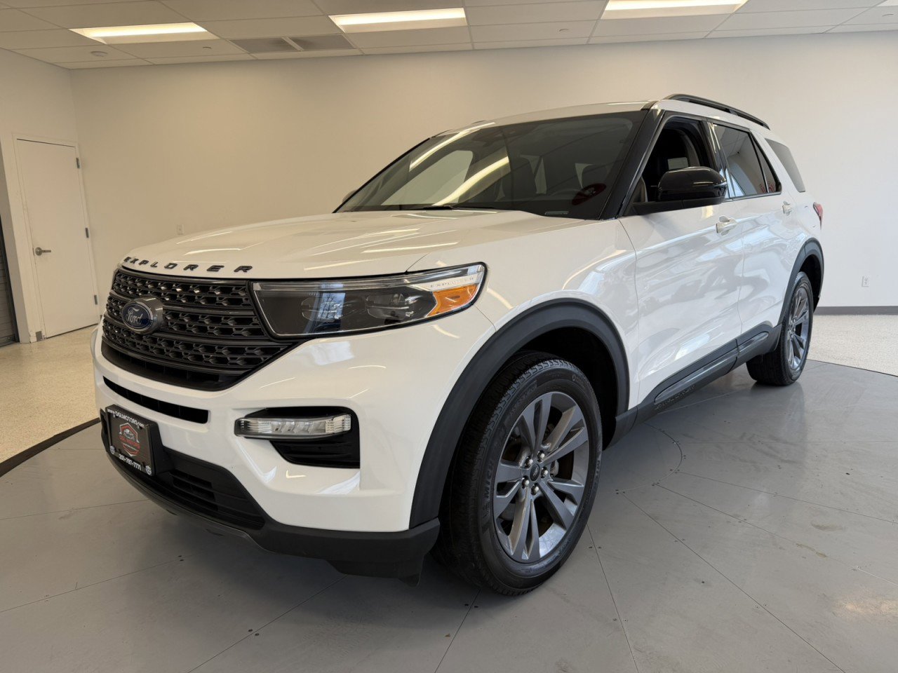 Used 2022 Ford Explorer XLT w/ Equipment Group 202A AWD/4WD image 3
