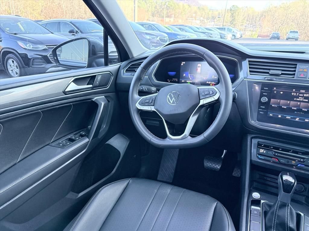 Used 2023 Volkswagen Tiguan SE w/ Panoramic Sunroof Package FWD image 11