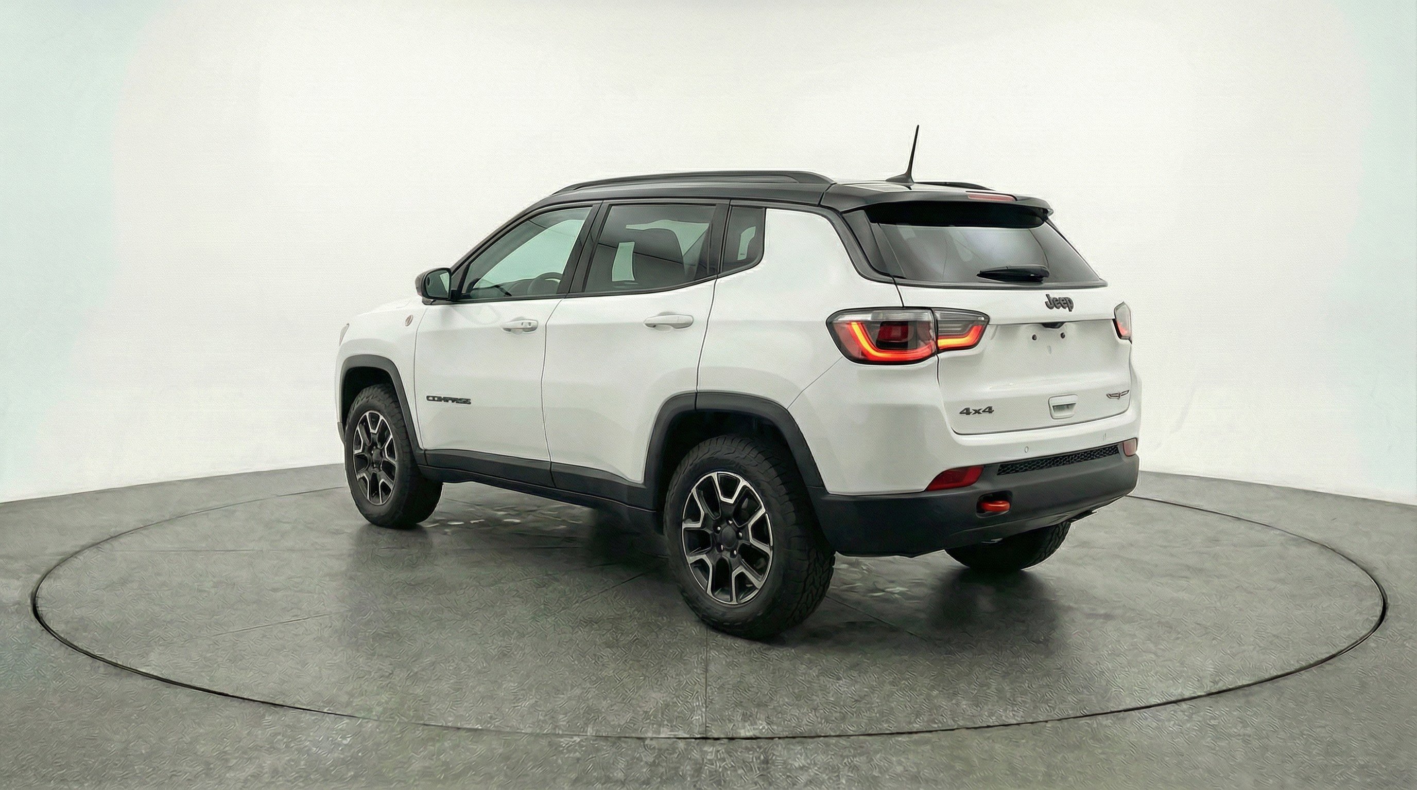 Used 2025 Jeep Compass Trailhawk AWD/4WD image 6