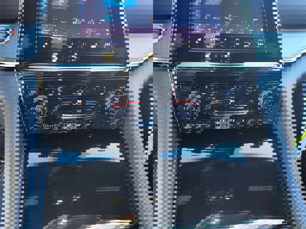 New 2025 Jeep Grand Cherokee Laredo X w/ Luxury Tech Group I image 18