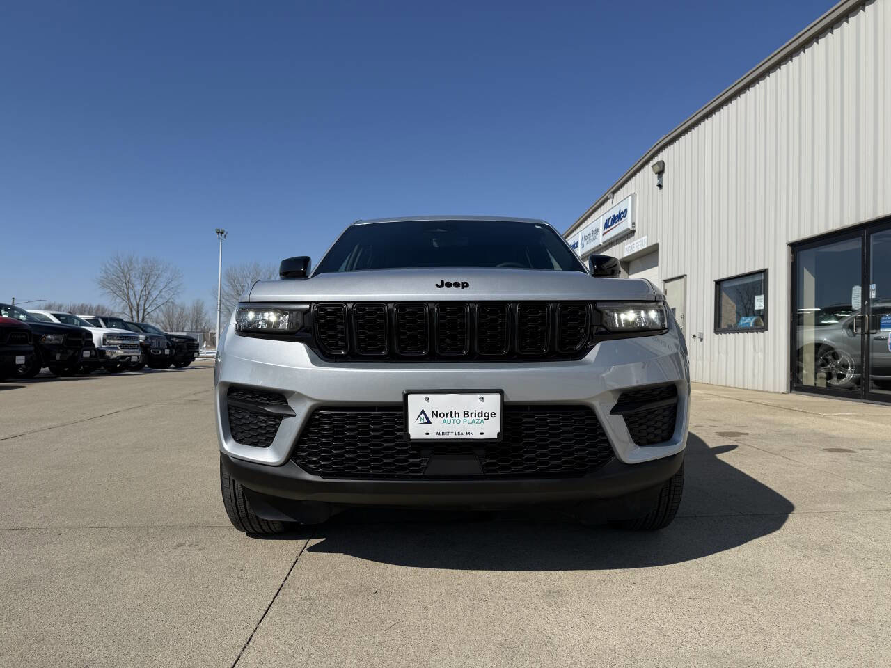 Used 2025 Jeep Grand Cherokee Altitude image 25