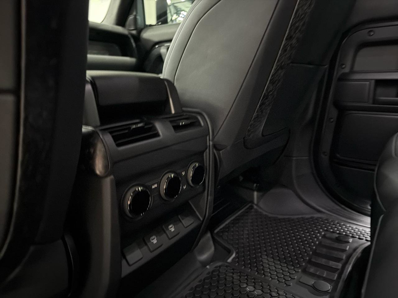 Used 2025 Land Rover Defender 110 image 28
