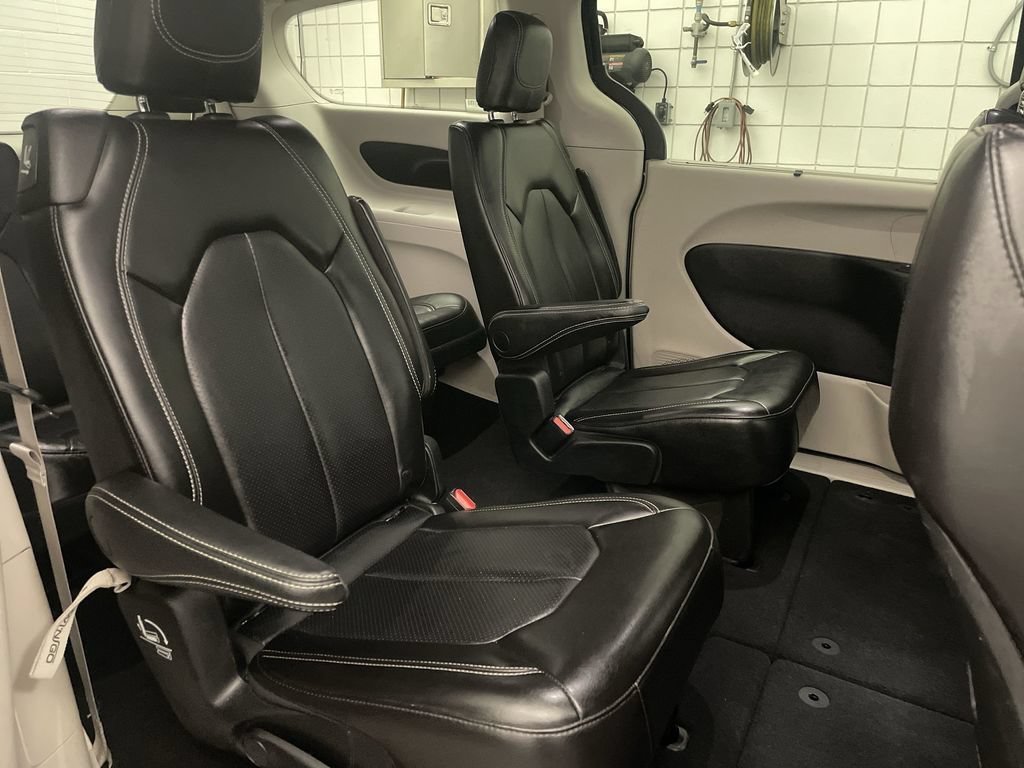 Used 2023 Chrysler Pacifica Touring-L FWD image 19