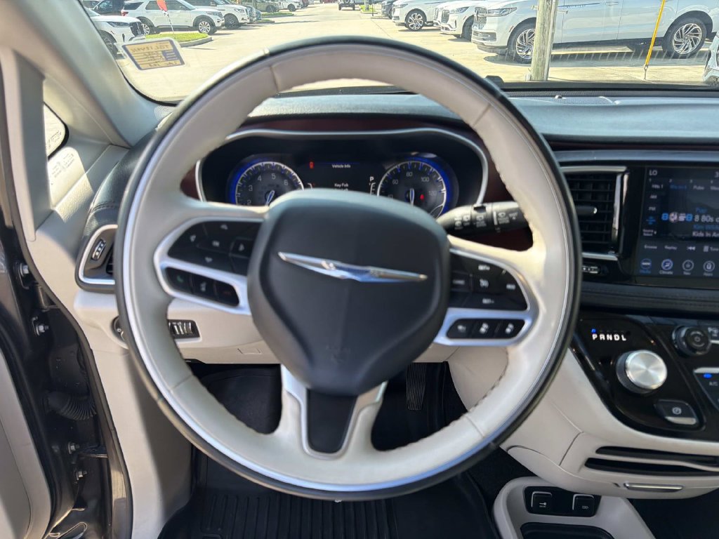 Used 2020 Chrysler Pacifica Limited w/ Advanced Safetytec Group FWD image 25