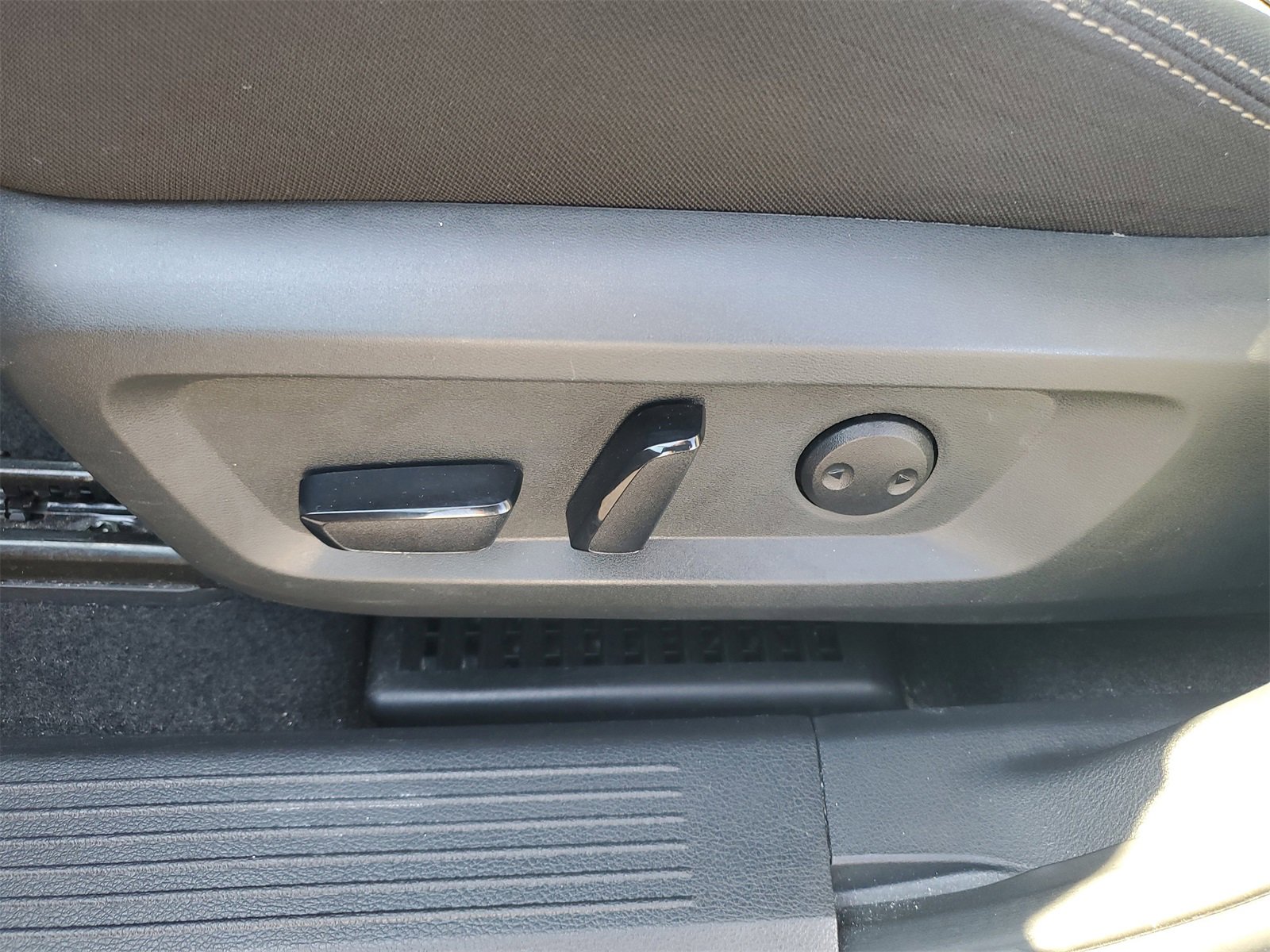 Used 2023 Nissan Rogue SV image 7