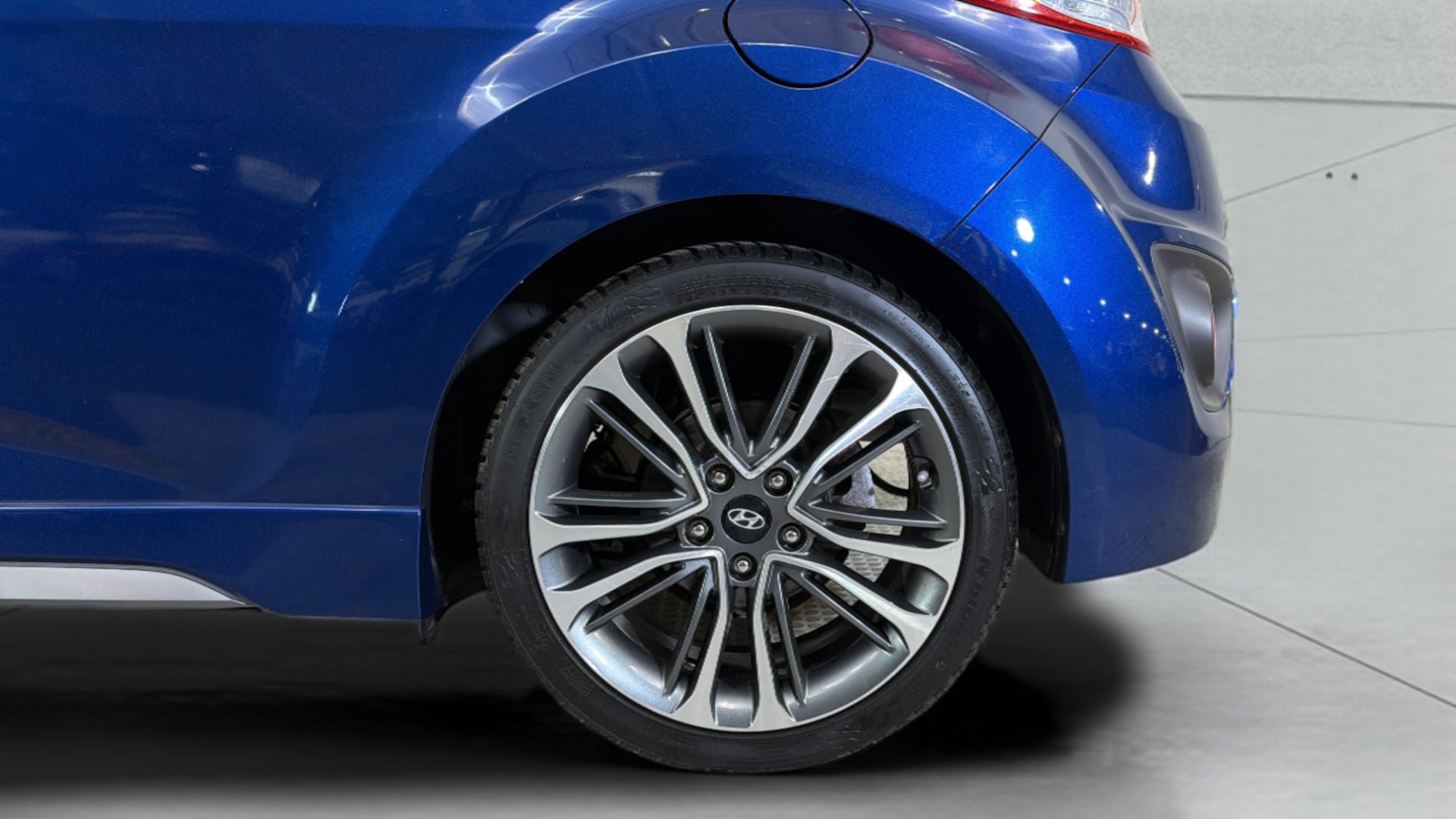 Used 2017 Hyundai Veloster Turbo FWD image 37