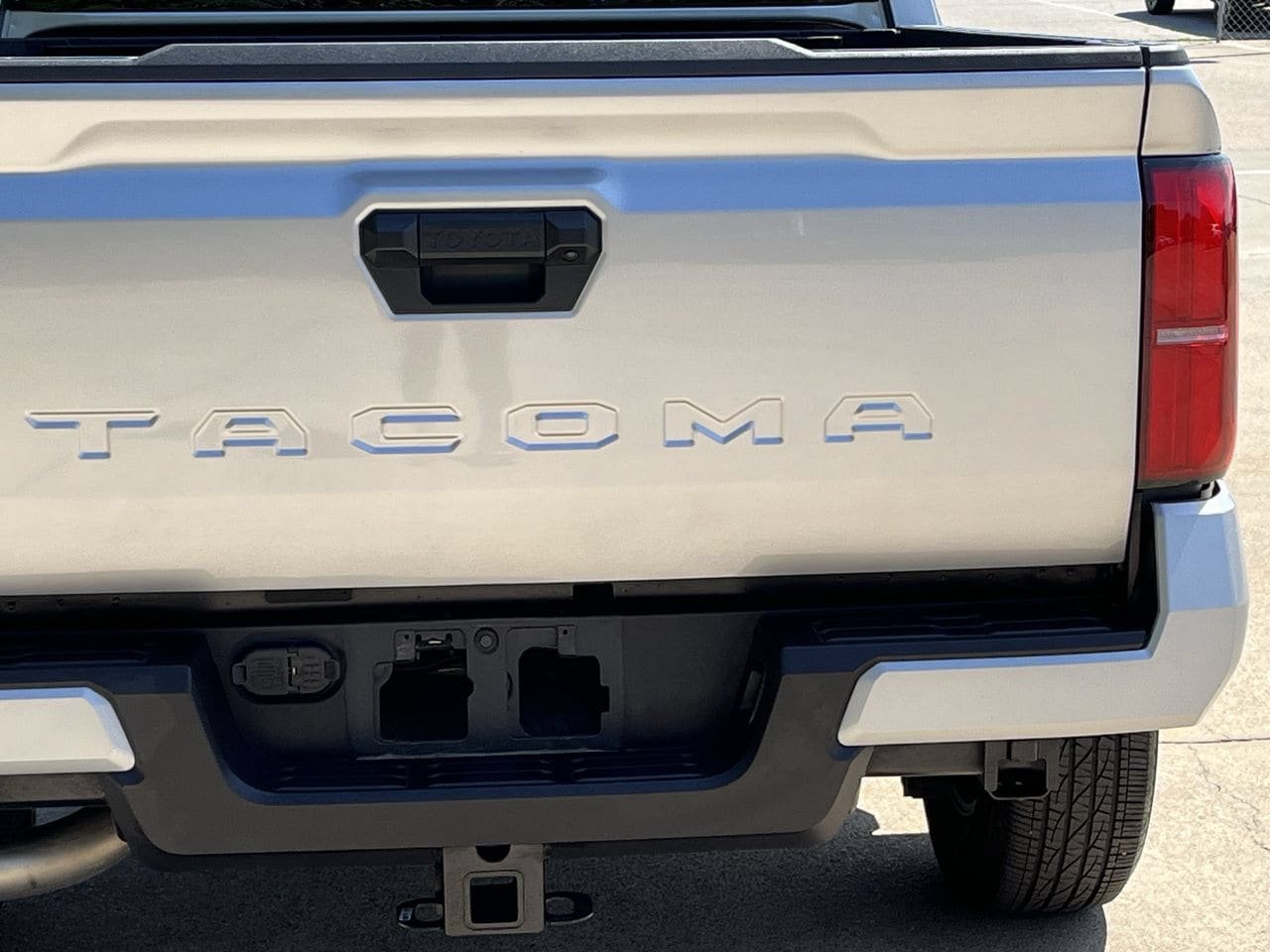 Used 2025 Toyota Tacoma SR5 AWD/4WD image 6