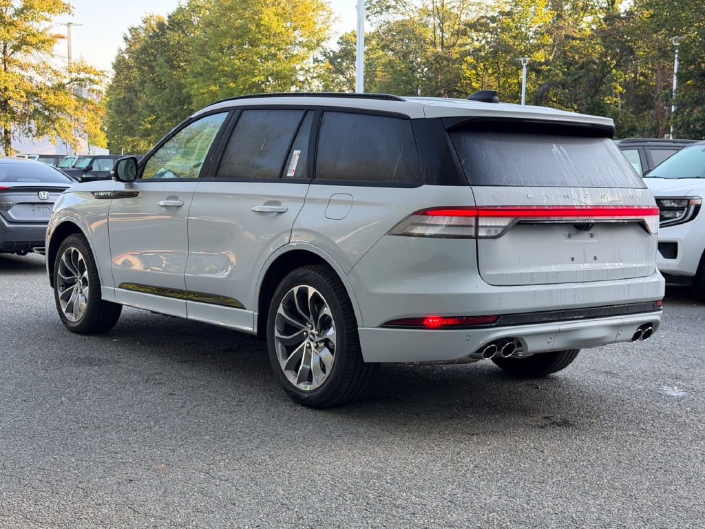 New 2027 Lincoln Aviator AWD w/ Jet Appearance Package image 4