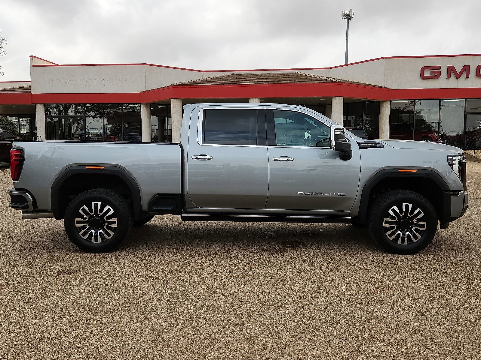 Used 2025 GMC Sierra 2500 Denali Ultimate image 5