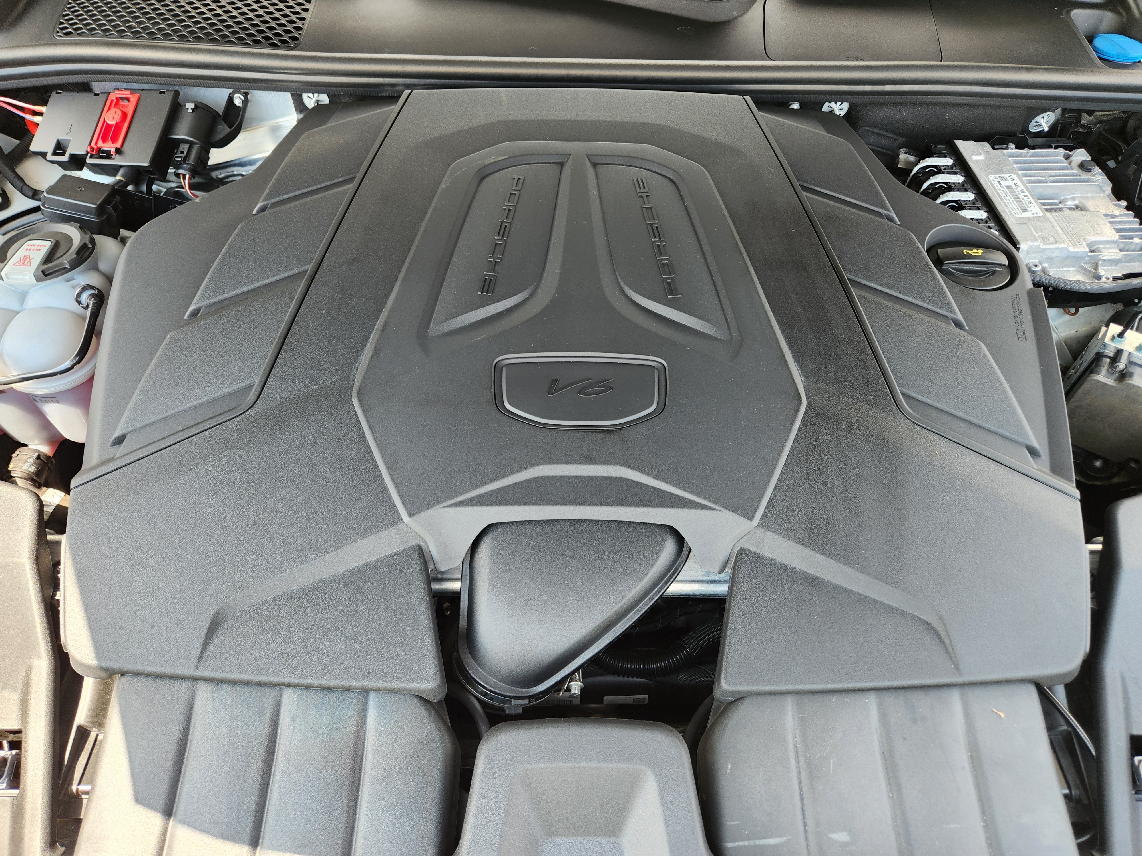 Used 2025 Porsche Cayenne AWD/4WD image 9