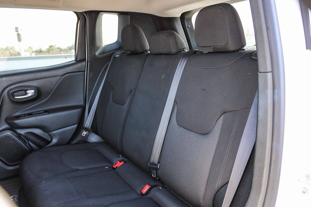 Used 2023 Jeep Renegade Latitude AWD/4WD image 19