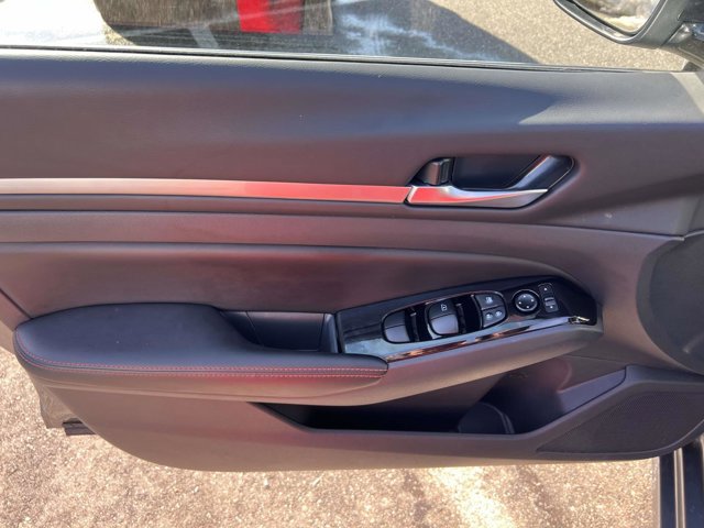 Used 2025 Nissan Altima 2.5 SR image 16