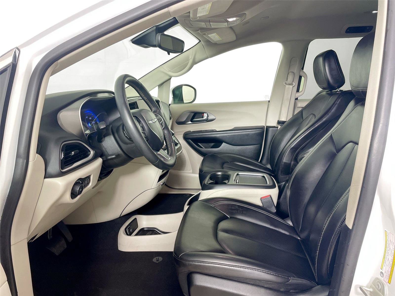 Used 2023 Chrysler Pacifica Touring-L image 5