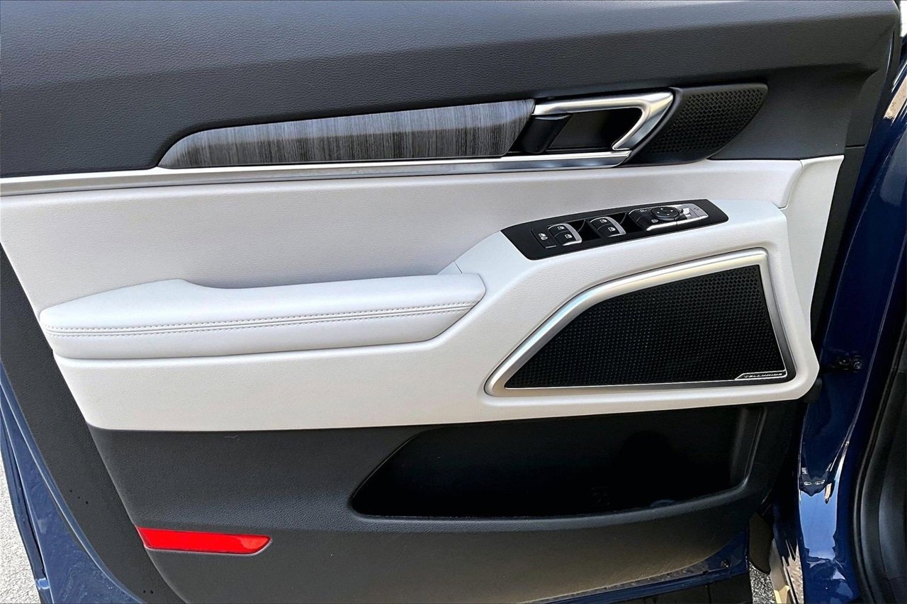 Used 2025 Kia Telluride EX w/ EX Captain's Chair Package image 26