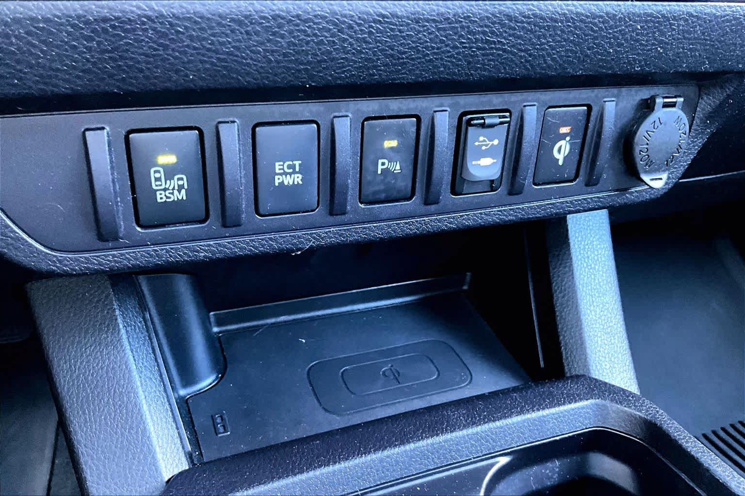 Used 2016 Toyota Tacoma TRD Off-Road w/ Premium & Technology Package AWD/4WD image 35
