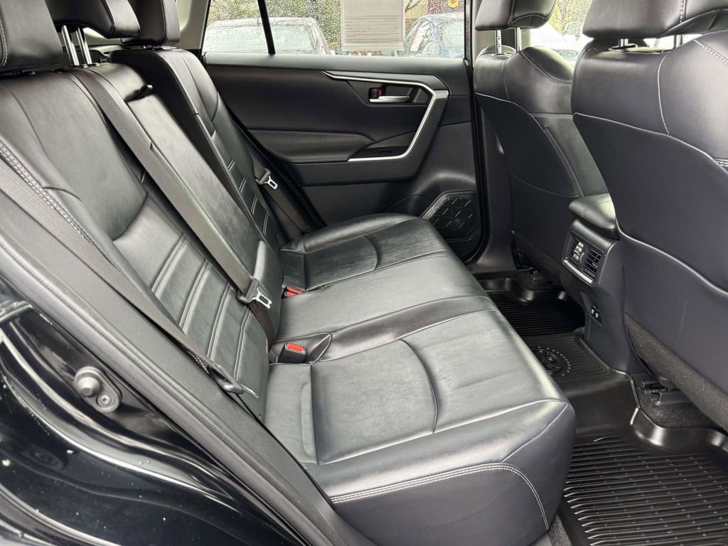 Used 2020 Toyota RAV4 XLE Premium image 15