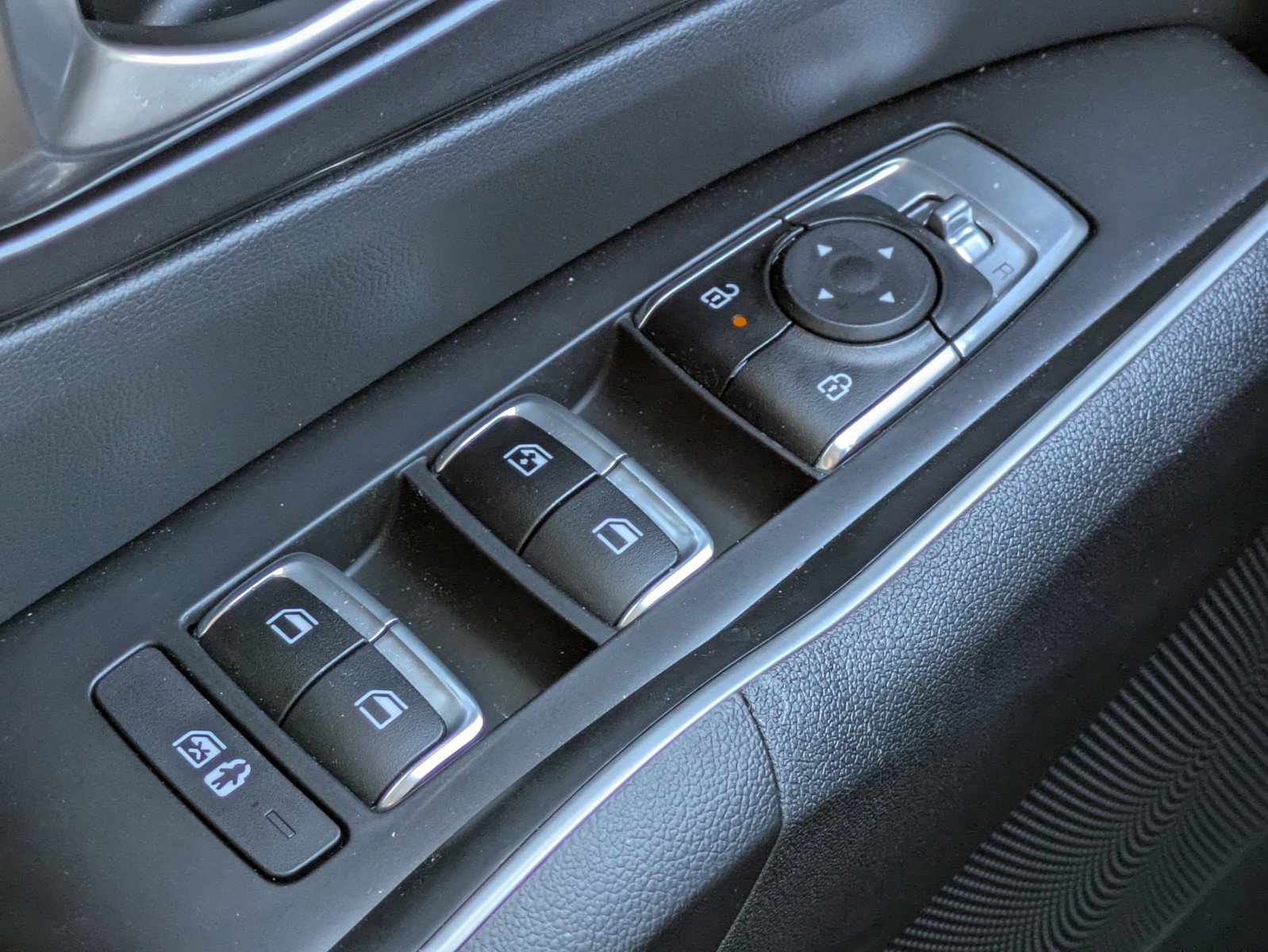 Certified 2025 Kia Sorento LX FWD image 17